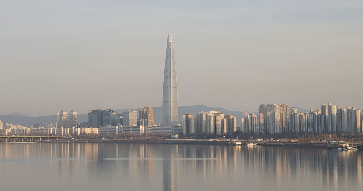 Lotte World Tower rising above the Han River in Seoul